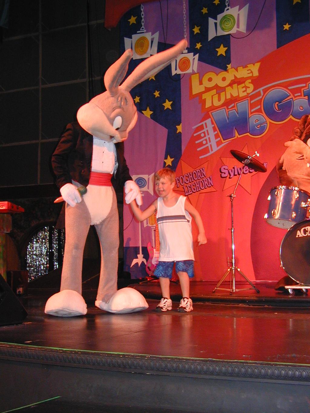 2004/08(August)/FiestaTexas/1024x768_2004-08-15-Fiesta-Texas-51-Bugs-Bryant-on-stage.JPG