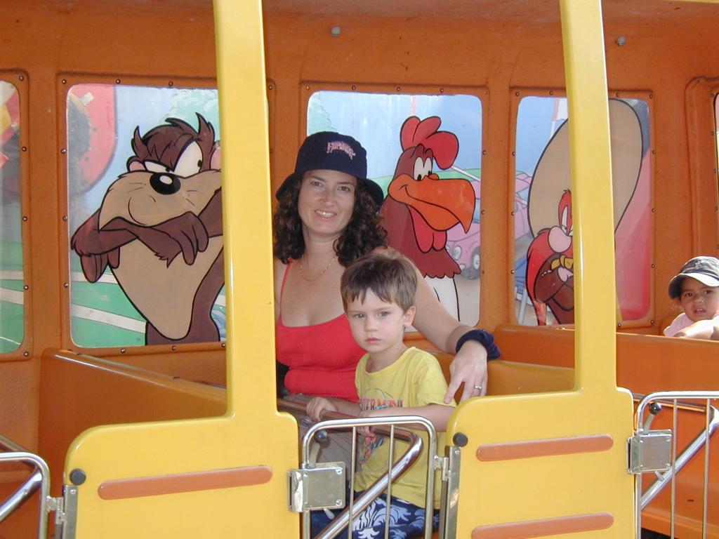2004/08(August)/FiestaTexas/1024x768_2004-08-15-Fiesta-Texas-66-Suzi-Dax.JPG