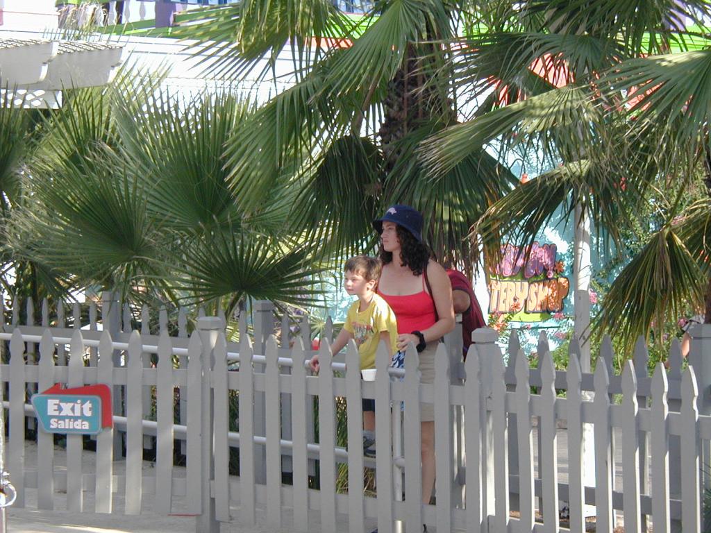 2004/08(August)/FiestaTexas/1024x768_2004-08-15-Fiesta-Texas-67-Suzi-Dax.JPG