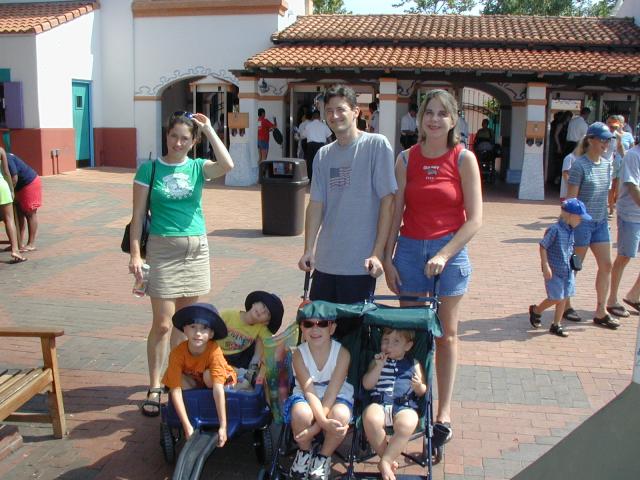 2004-08-15-Fiesta-Texas-04-Suzi-Chance-Dax-Bill-Vava-Bryant.JPG