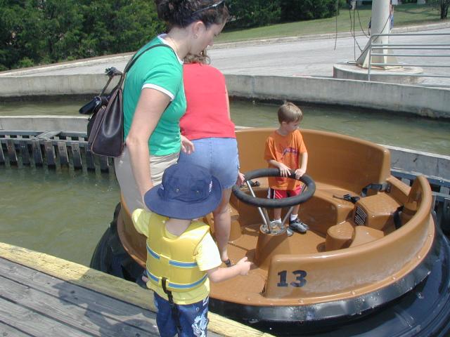 2004/08(August)/FiestaTexas/640x480_2004-08-15-Fiesta-Texas-16-Suzi-Dax-Chance.JPG