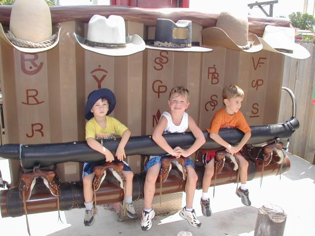 2004/08(August)/FiestaTexas/640x480_2004-08-15-Fiesta-Texas-18-Dax-Bryant-Chance.JPG