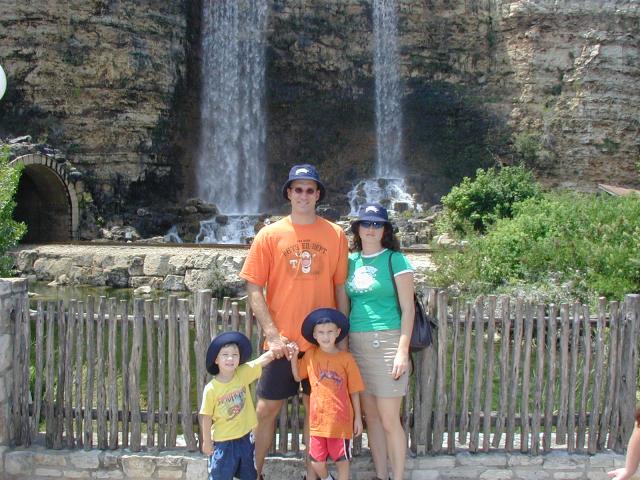 2004/08(August)/FiestaTexas/640x480_2004-08-15-Fiesta-Texas-23-Travis-Suzi-Dax-Chance.JPG