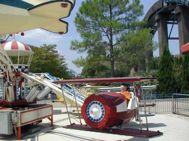 2004/08(August)/FiestaTexas/640x480_2004-08-15-Fiesta-Texas-33-Chance-airplanes.JPG