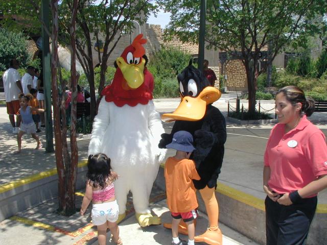 2004/08(August)/FiestaTexas/640x480_2004-08-15-Fiesta-Texas-37-Chance-Daffy.JPG