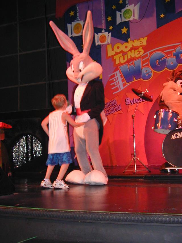 2004/08(August)/FiestaTexas/640x480_2004-08-15-Fiesta-Texas-50-Bryant-on-stage-bugsbunny.JPG
