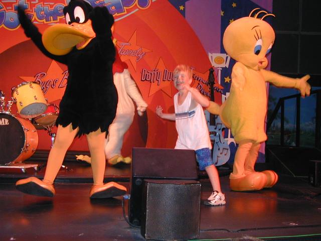 2004/08(August)/FiestaTexas/640x480_2004-08-15-Fiesta-Texas-53-Daffy-Bryant-on-stage-Tweety.JPG
