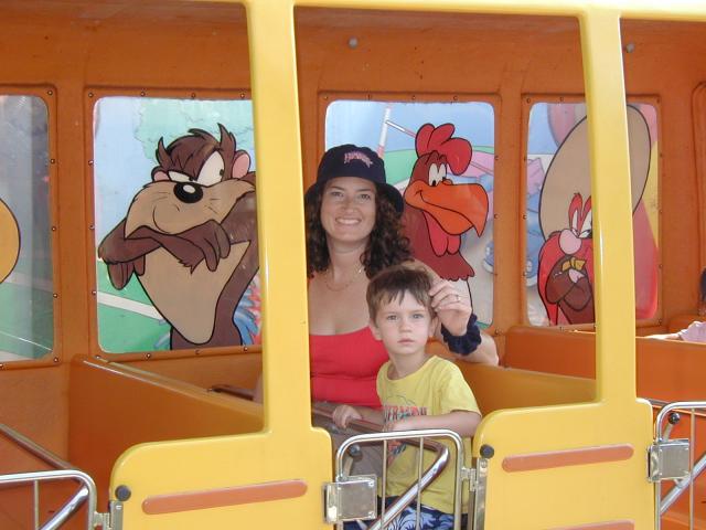 2004/08(August)/FiestaTexas/640x480_2004-08-15-Fiesta-Texas-65-Suzi-Dax.JPG