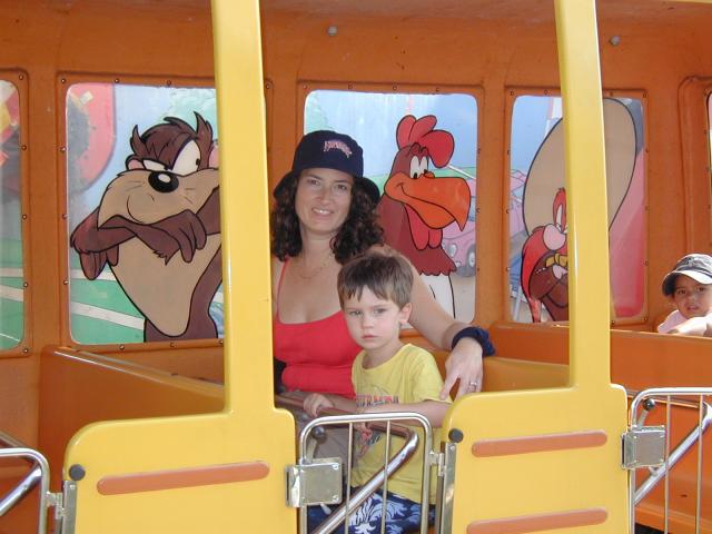 2004/08(August)/FiestaTexas/640x480_2004-08-15-Fiesta-Texas-66-Suzi-Dax.JPG
