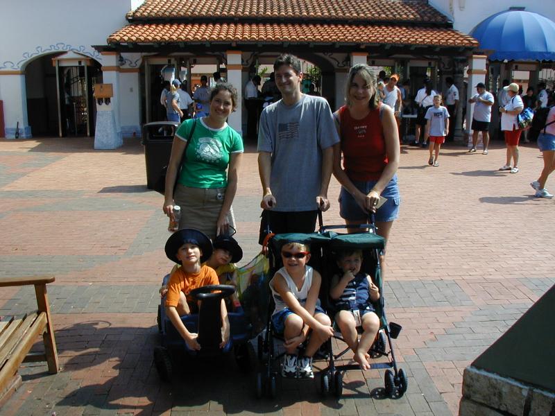 2004/08(August)/FiestaTexas/800x600_2004-08-15-Fiesta-Texas-02-Suzi-Chance-Dax-Bill-Vava-Bryant.JPG