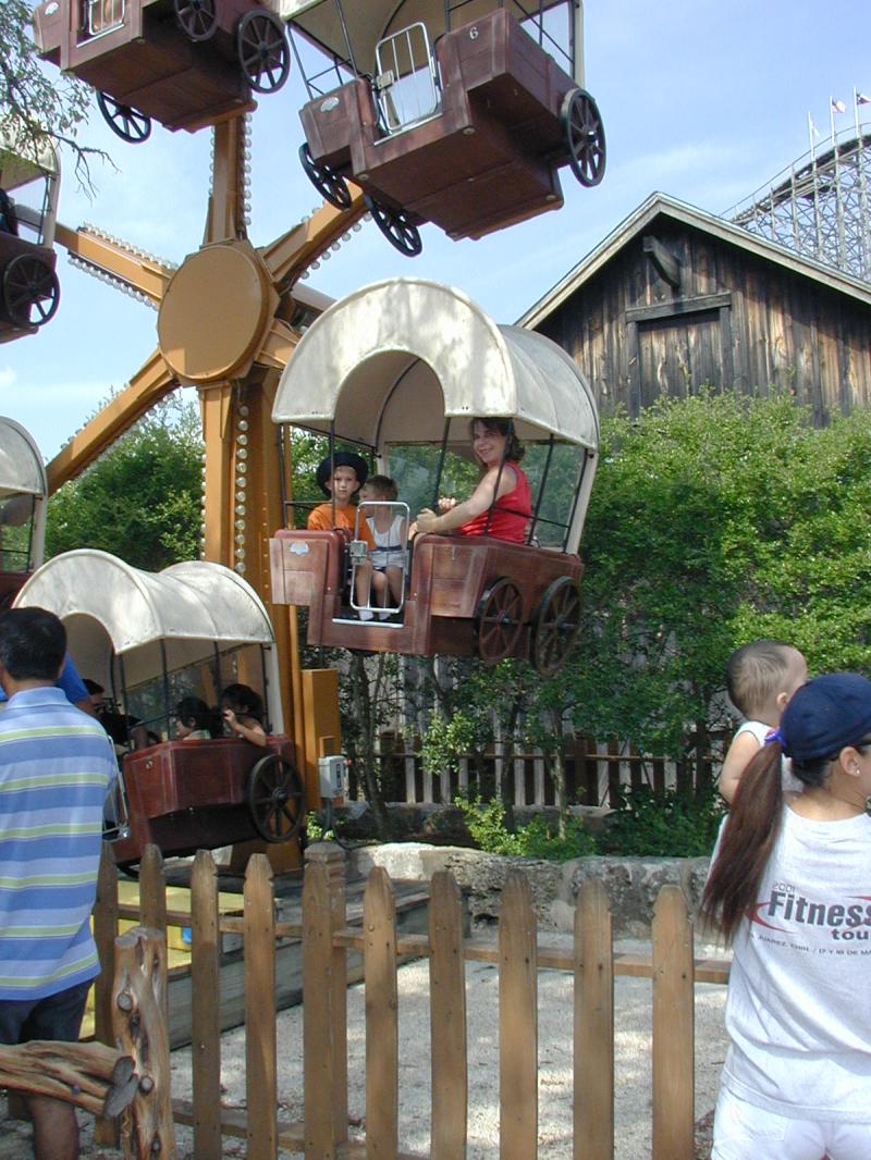 2004/08(August)/FiestaTexas/800x600_2004-08-15-Fiesta-Texas-08-Vava-Chance-Bryant.JPG