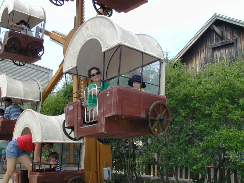 2004/08(August)/FiestaTexas/800x600_2004-08-15-Fiesta-Texas-13-Suzi-Dax.JPG