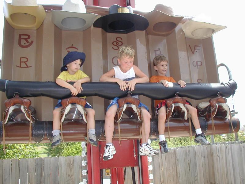 2004/08(August)/FiestaTexas/800x600_2004-08-15-Fiesta-Texas-20-Dax-Bryant-Chance.JPG