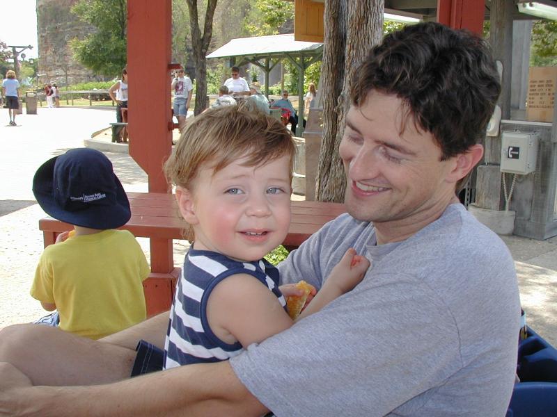 2004/08(August)/FiestaTexas/800x600_2004-08-15-Fiesta-Texas-21-Bill.JPG