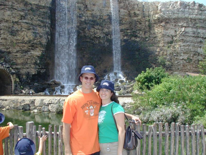 2004/08(August)/FiestaTexas/800x600_2004-08-15-Fiesta-Texas-24-Travis-Suzi.JPG