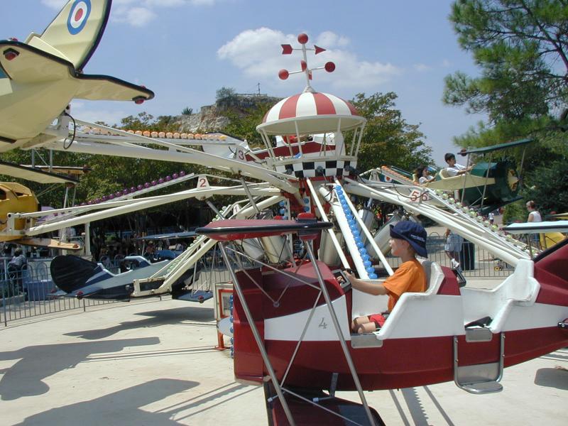 2004/08(August)/FiestaTexas/800x600_2004-08-15-Fiesta-Texas-32-Chance-airplanes.JPG