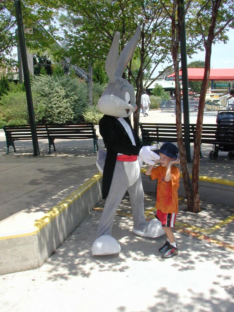 2004/08(August)/FiestaTexas/800x600_2004-08-15-Fiesta-Texas-35-Chance-bugsbunny.JPG
