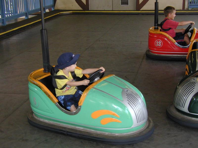 2004-08-15-Fiesta-Texas-41-Dax-bumpercars.JPG