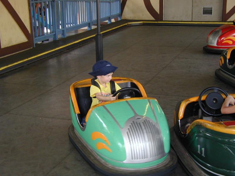 2004-08-15-Fiesta-Texas-43-Dax-bumpercars.JPG