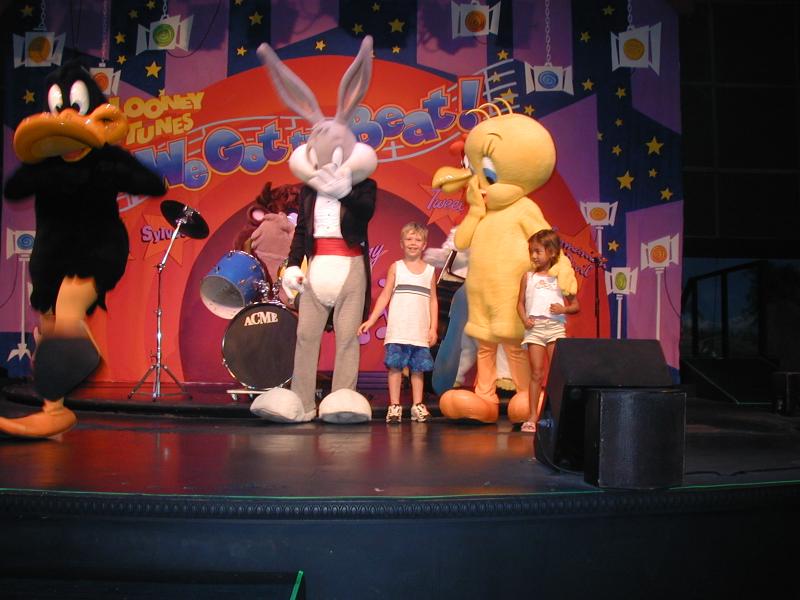 2004/08(August)/FiestaTexas/800x600_2004-08-15-Fiesta-Texas-48-Bryant-on-stage.JPG