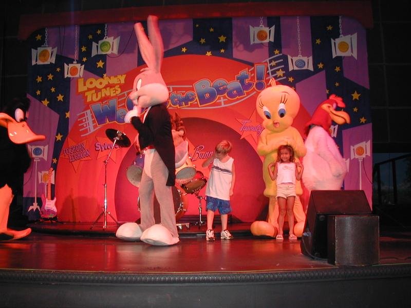 2004/08(August)/FiestaTexas/800x600_2004-08-15-Fiesta-Texas-49-Bryant-on-stage.JPG