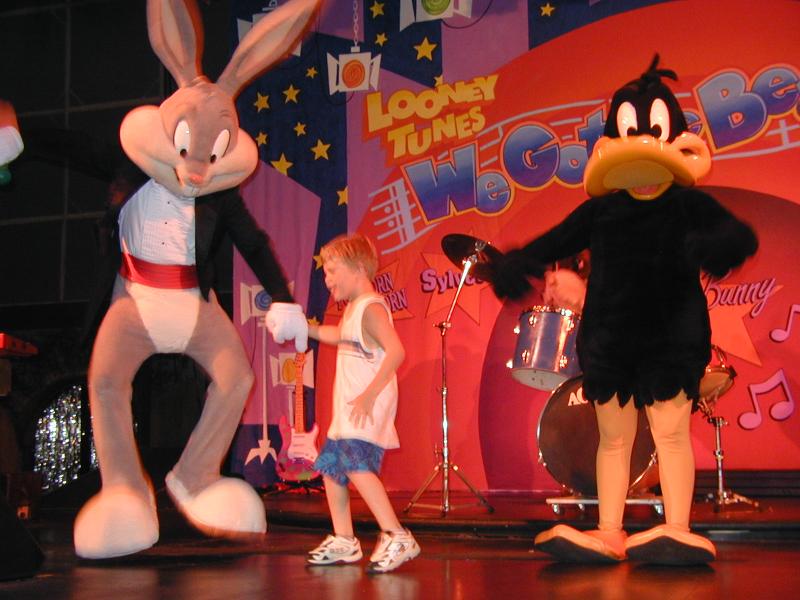 2004/08(August)/FiestaTexas/800x600_2004-08-15-Fiesta-Texas-52-Bugs-Bryant-on-stage-Daffy.JPG