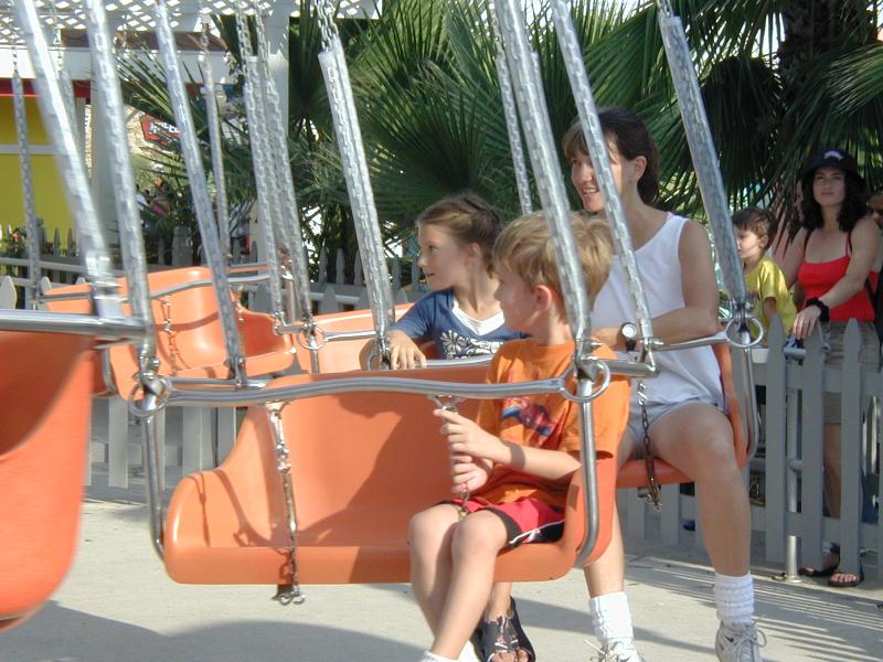 2004/08(August)/FiestaTexas/800x600_2004-08-15-Fiesta-Texas-68-Chance-swing.JPG