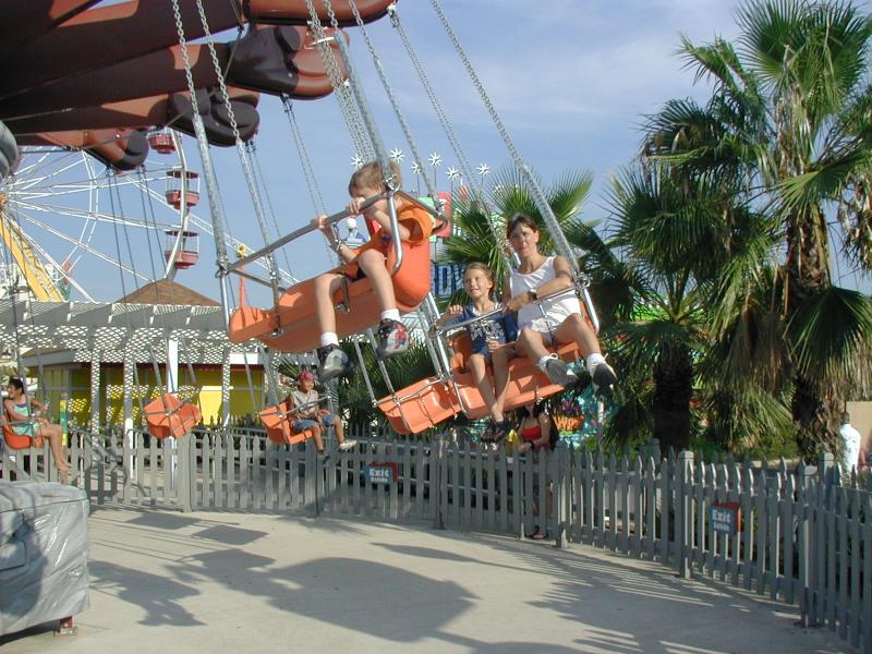 2004/08(August)/FiestaTexas/800x600_2004-08-15-Fiesta-Texas-69-Chance-swing.JPG
