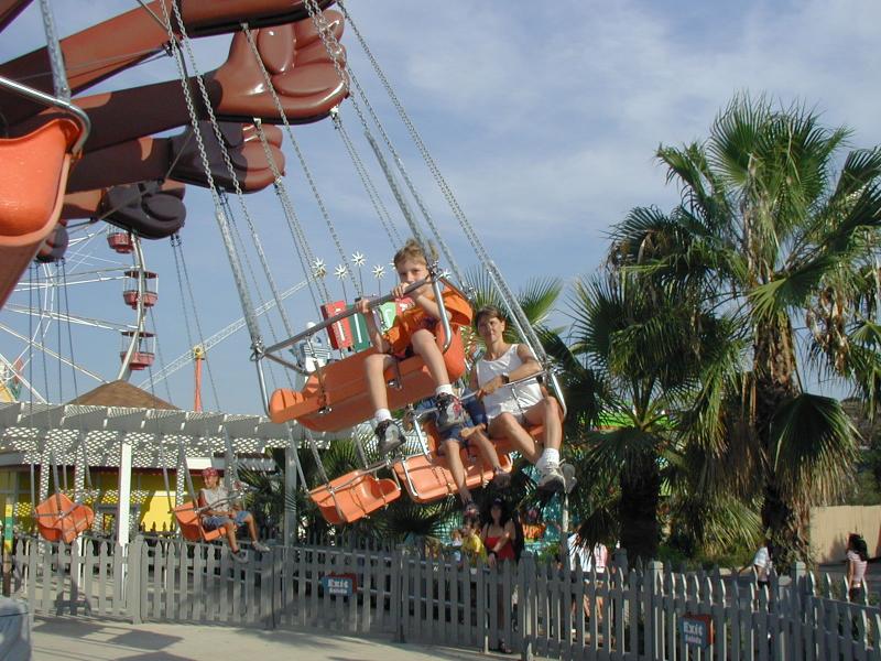 2004/08(August)/FiestaTexas/800x600_2004-08-15-Fiesta-Texas-70-Chance-swing.JPG