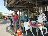 2004-08-15-Fiesta-Texas-29-Vava-Chance-Dax-merry-go-round.JPG