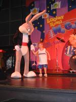 2004-08-15-Fiesta-Texas-51-Bugs-Bryant-on-stage.JPG
