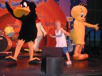 2004-08-15-Fiesta-Texas-53-Daffy-Bryant-on-stage-Tweety.JPG