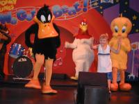 2004-08-15-Fiesta-Texas-54-Daffy-Chicken-Bryant-on-stage-Tweety.JPG