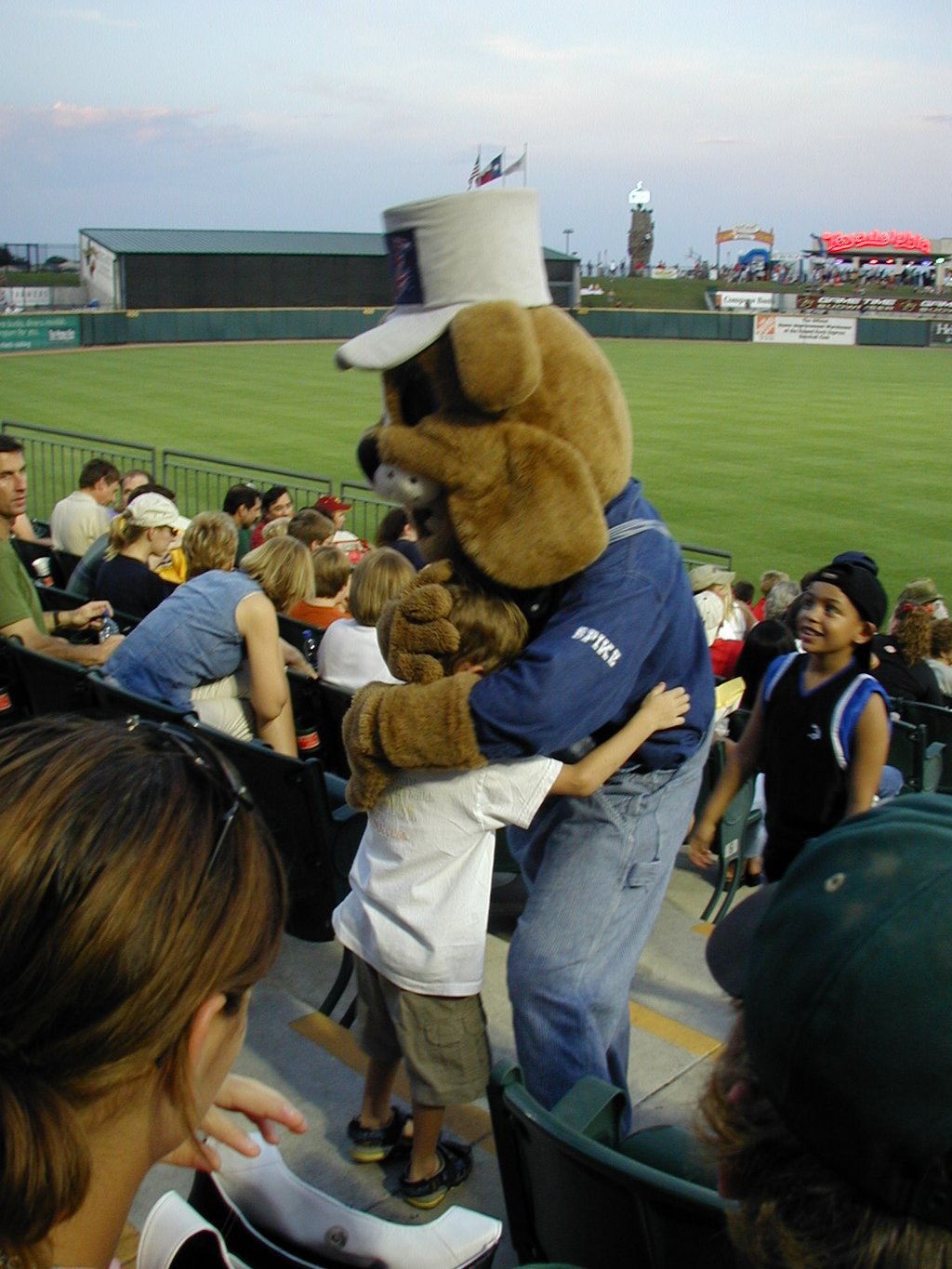 2004/08(August)/Misc/1024x768_2004-08-05-RR-Express-5-Suzi-Work-Chance-Spike.JPG