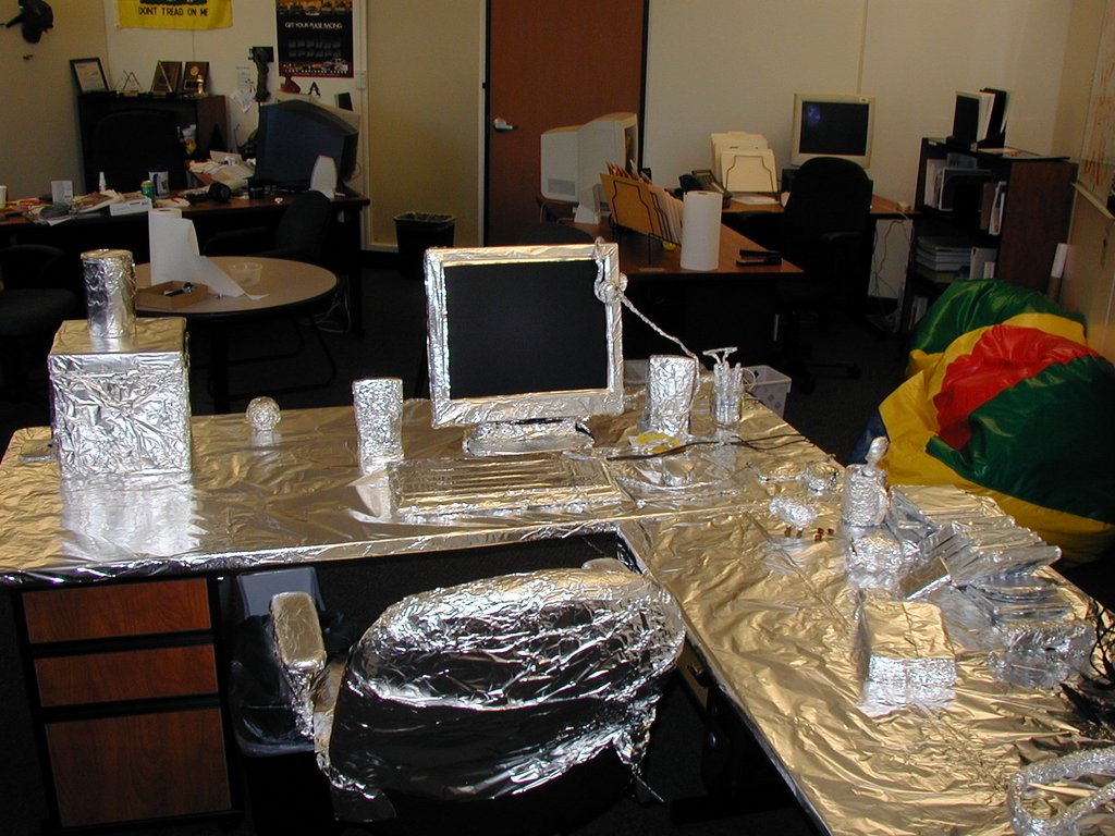 2004/08(August)/Tin-Foil-Desk/1024x768_2004-08-15-Jim-Earl-Pants-Tin-Foil-Desk-3.JPG