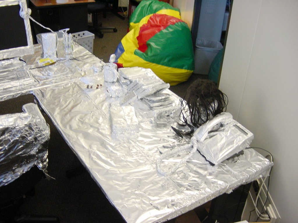 2004/08(August)/Tin-Foil-Desk/1024x768_ShinyPantsDesk.10.JPG
