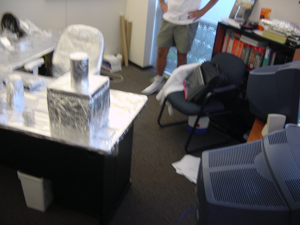 2004/08(August)/Tin-Foil-Desk/1024x768_ShinyPantsDesk.3.JPG