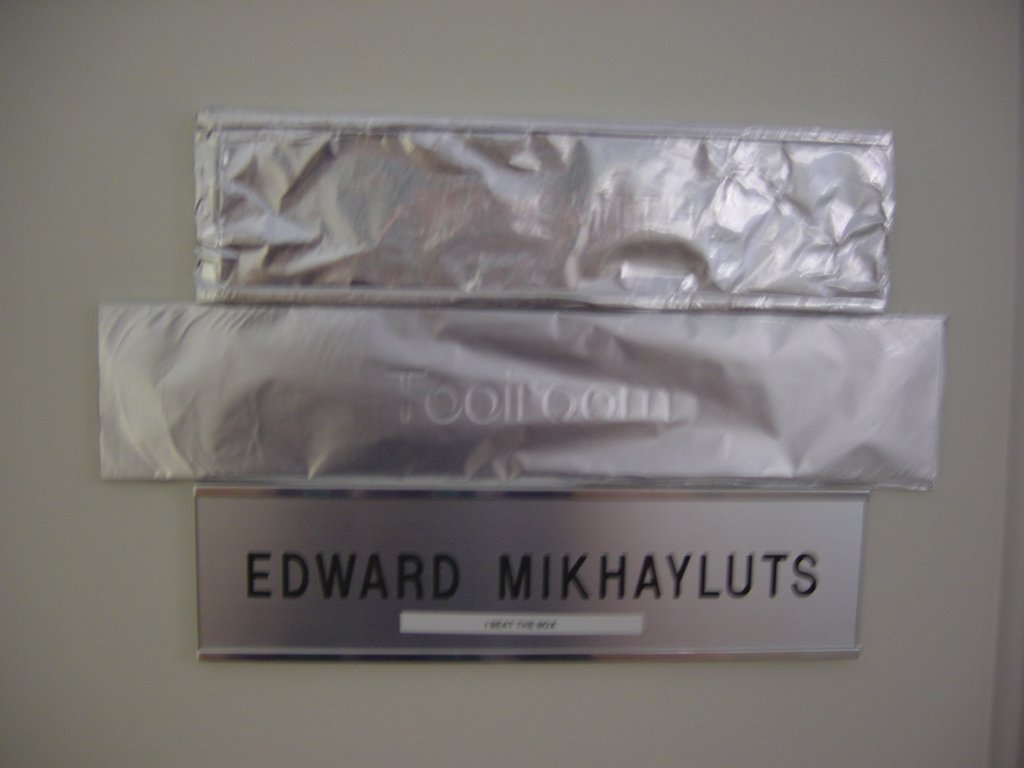 2004/08(August)/Tin-Foil-Desk/1024x768_ShinyPantsDesk.5.JPG