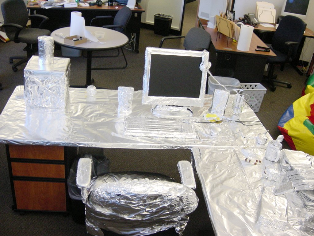 2004/08(August)/Tin-Foil-Desk/1024x768_ShinyPantsDesk.9.JPG