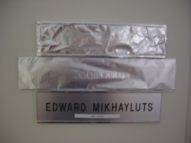 2004/08(August)/Tin-Foil-Desk/640x480_ShinyPantsDesk.5.JPG