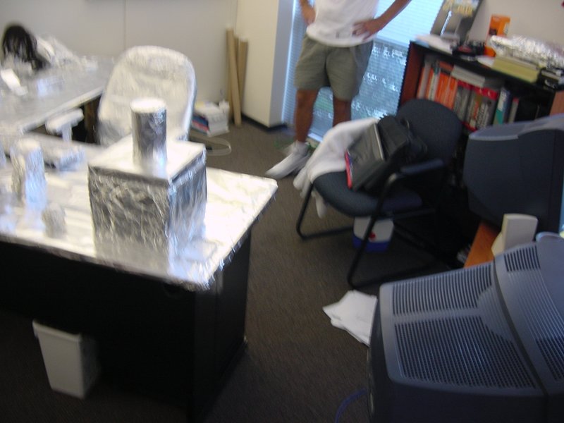 2004/08(August)/Tin-Foil-Desk/800x600_ShinyPantsDesk.3.JPG