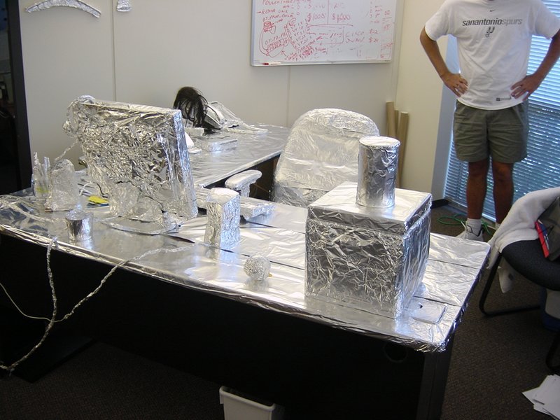 2004/08(August)/Tin-Foil-Desk/800x600_ShinyPantsDesk.4.JPG