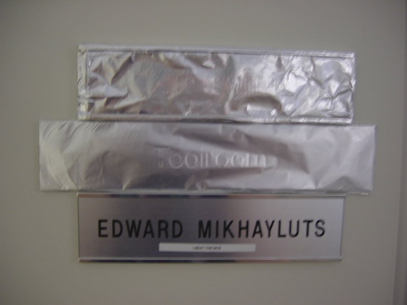 2004/08(August)/Tin-Foil-Desk/800x600_ShinyPantsDesk.5.JPG