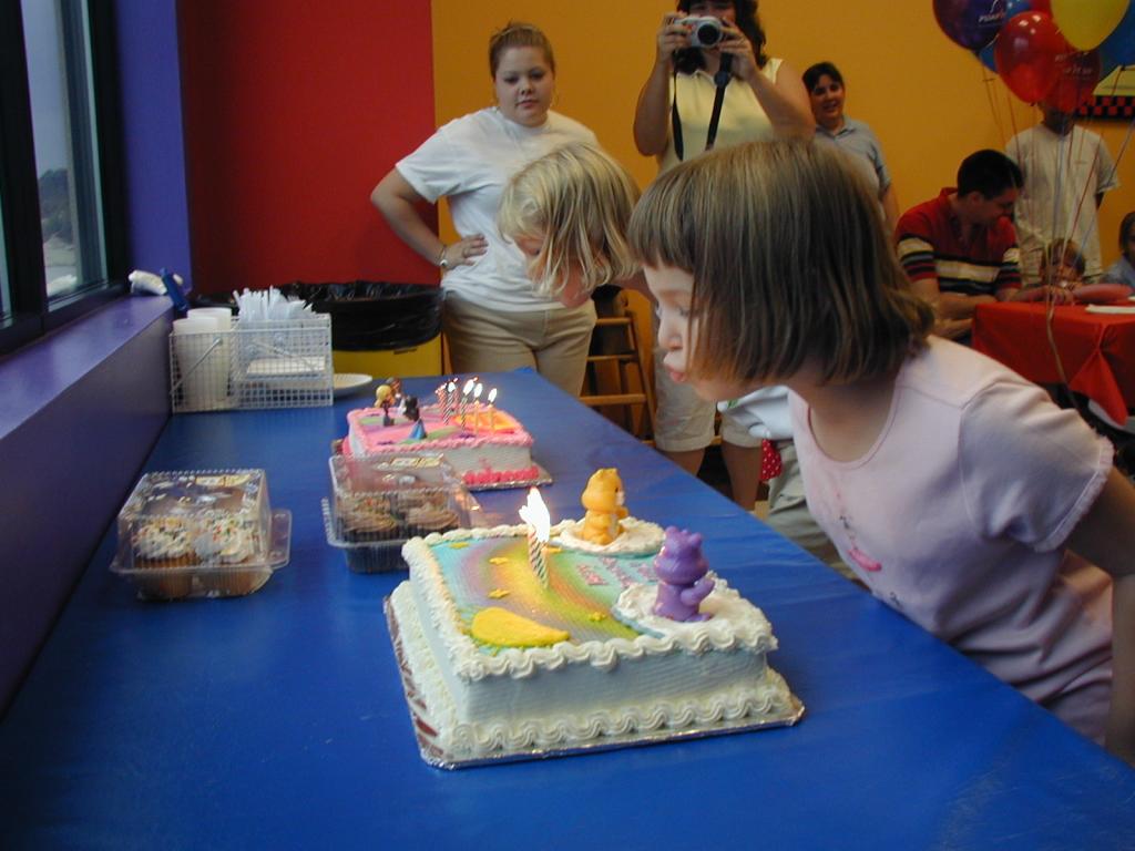2004/09(September)/Megan-Emily-Bday/1024x768_2004-09-25-Bday-party-3-Megan-Emily.JPG