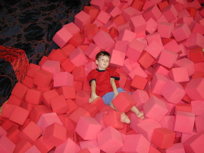 2004/10(October)/Chance-Kalyani-5th-Bday/800x600_2004-10-02-Chance-Kalyani-5th-bday-07-lava-pit-Dax.JPG