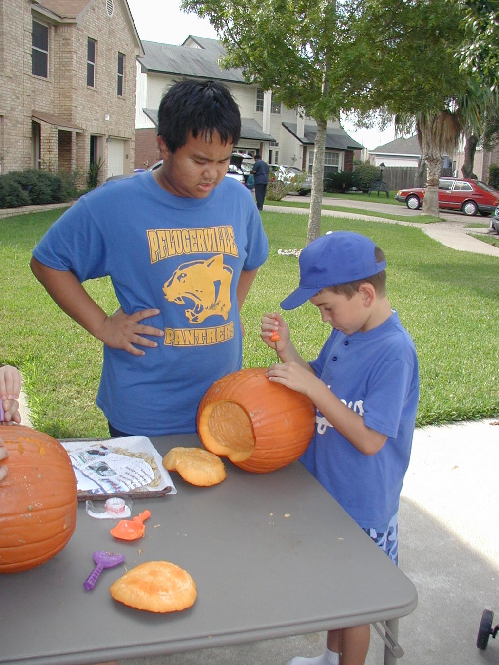 2004/10(October)/Halloween/1024x768_2004-10-31-Halloween-04-pumpkin-carving-Tyler-Tanner.JPG