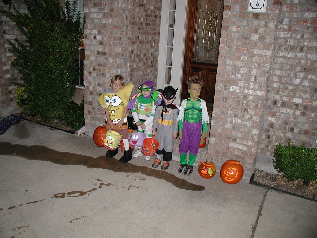 2004/10(October)/Halloween/1024x768_2004-10-31-Halloween-Trick-or-treat-1-Jack-Case-Dax-Chance.JPG