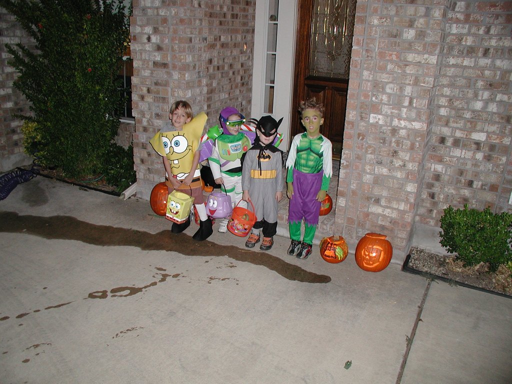 2004/10(October)/Halloween/1024x768_2004-10-31-Halloween-Trick-or-treat-2-Jack-Case-Dax-Chance.JPG