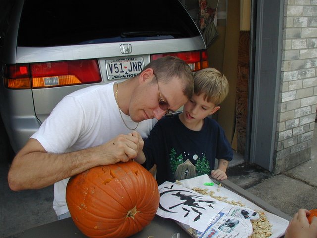 2004-10-31-Halloween-02-pumpkin-carving-Travis-Chance.JPG