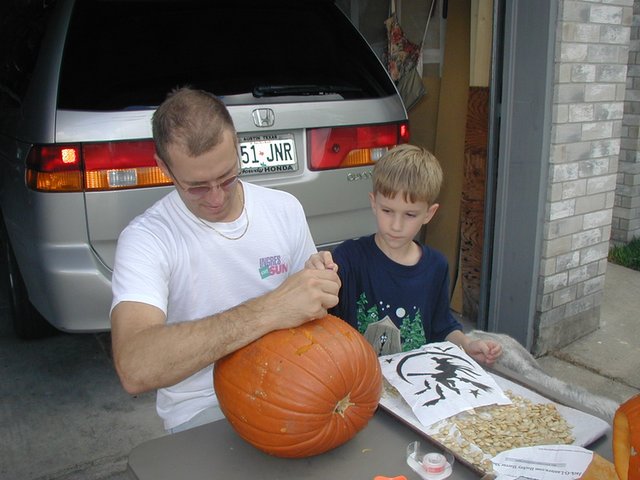 2004-10-31-Halloween-06-pumpkin-carving-Travis-Chance.JPG